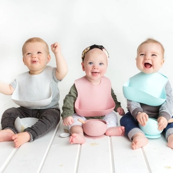 🆕GLITTER & SPICE - NWT - DELICATE PINK SILICONE BIB - Picture 5 of 7